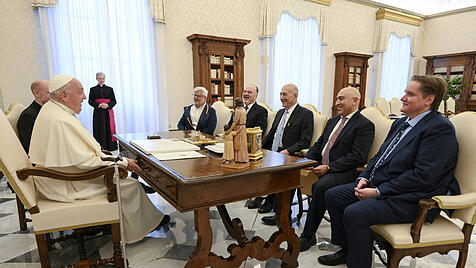 Privataudienz Papst Franziskus mit Ehud Olmert und Nasser Al-Kidwa