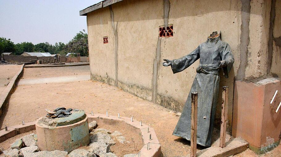 Gek&ouml;pfte Statue in Nigeria