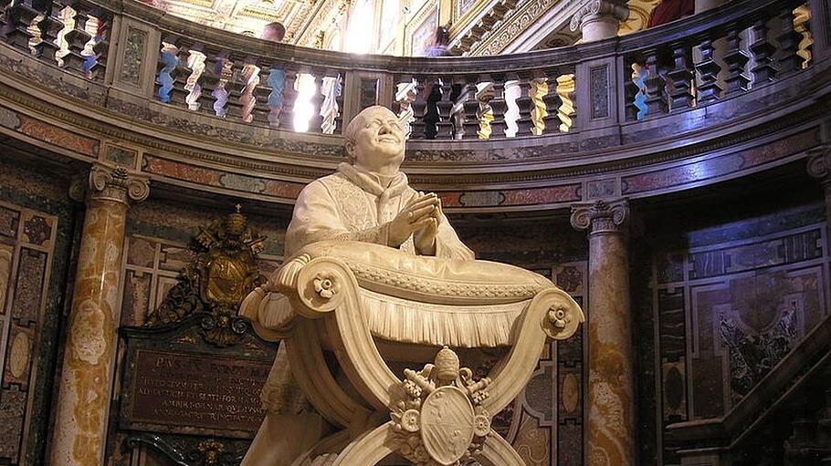 Papst Pius IX. betet gegenüber dem kostbaren Reliquiar