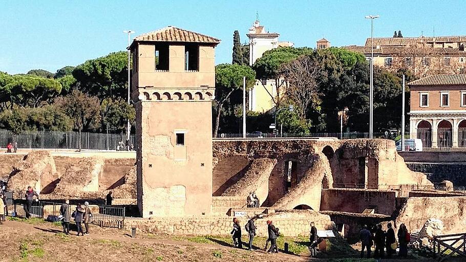 Blick auf den mittelalterlichen Turm, die Torre della Moletta