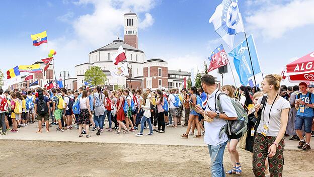 Jugendliche Pilger am Sanktuarium Johannes Paul II. in Krakau