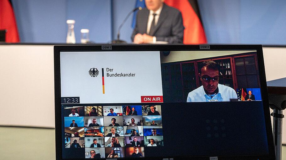 Bundeskanzler Scholz sitzt zu Beginn der virtuellen Sitzung des Corona-Expertenrats im Kanzleramt