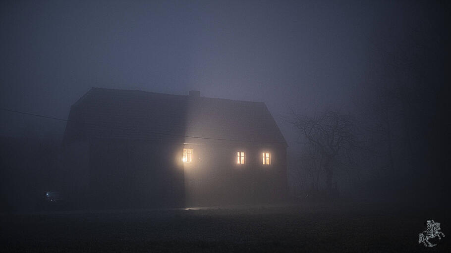 Ein Haus im Nebel.