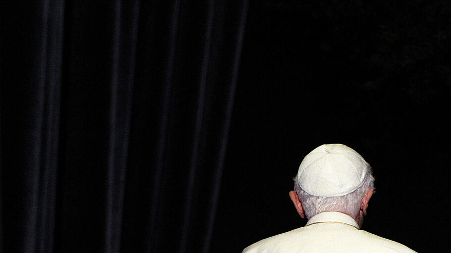 Papst Benedikt XVI. verlässt am 25.09.2011 das Konzerthaus in Freiburg.