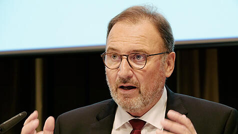 Joachim Walter (CDU), Präsident des Landkreistags von Baden-Württemberg, hat eine Arbeitspflicht für Asylsuchende gefordert.