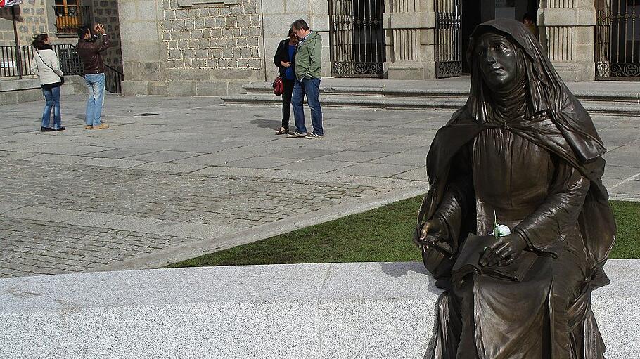 Kirchenlehrerin Teresa von Avila als Statue