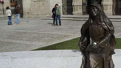 Heilige Teresa von Avila Statue auf der Sitzbank vor der Karmelitenkirche La Santa in Ávila