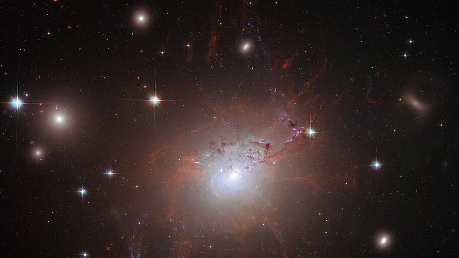 Am Anfang schuf Gott Himmel und Erde: Diese Geschichte ist der Beginn aller Heilspläne Gottes. Das Foto zeigt die Galaxie NGC 1975.
