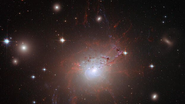 Am Anfang schuf Gott Himmel und Erde: Diese Geschichte ist der Beginn aller Heilspläne Gottes. Das Foto zeigt die Galaxie NGC 1975.
