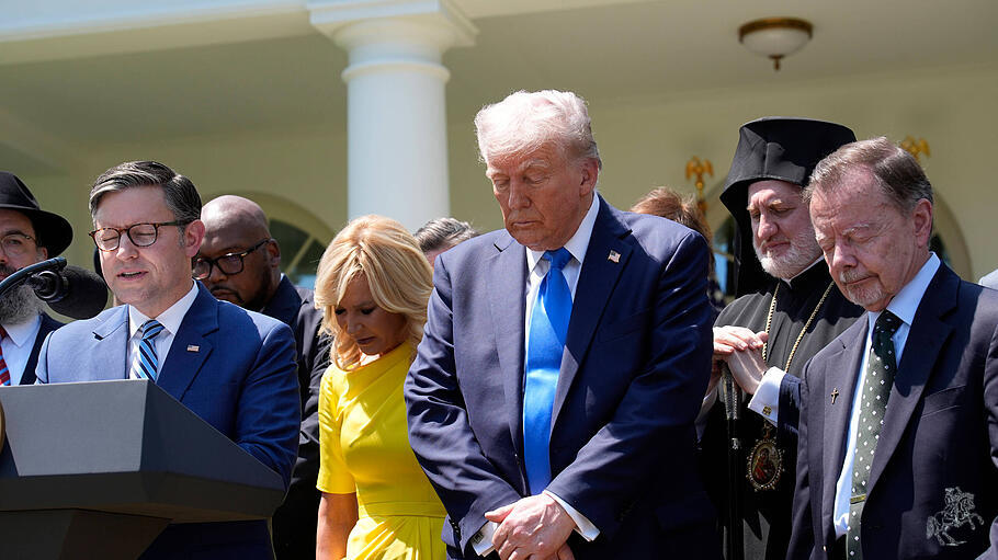 US-Pr&auml;sident Donald Trump bei der Unterzeichnung eines Dekrets zur Religionsfreiheit im Mai 2025