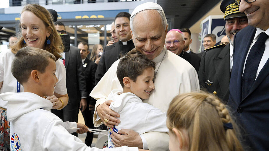 Papst Leo wird am Flughafen von Jungem begr&uuml;&szlig;t