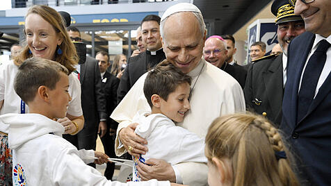 Papst Leo wird am Flughafen von Jungem begrüßt