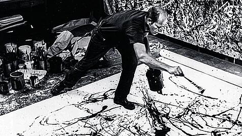 Maler Jackson Pollock bei der Arbeit.