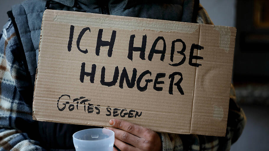 Armer Bettler mit Schild