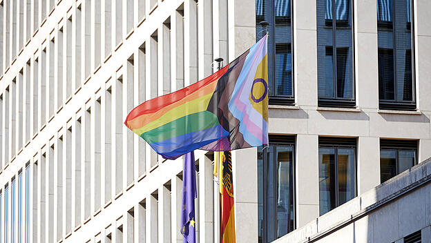 Progress-Pride-Fahne vor dem Bundesfamilienministerium in Berlin