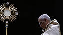 Anbetung des Heiligen Sakraments durch Papst Leo XIV.: Auch im Gebet für den Frieden spüren wir den „Funken der ewigen Transzendenz“.