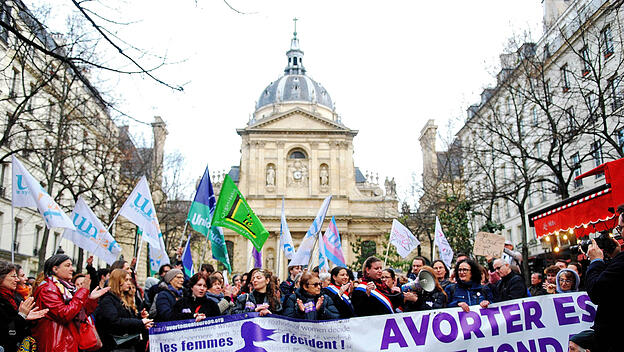 Frankreich nimmt "Recht" auf Abtreibung in Verfassung auf