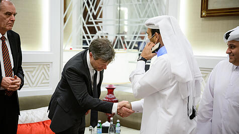 Habeck macht eine tiefe Verbeugung vor dem Handelsminister in Katar