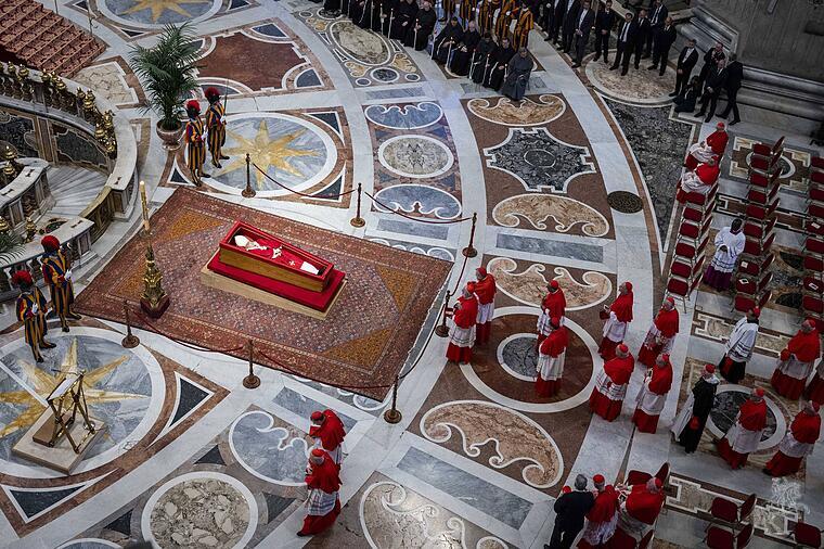 Franziskus im Sarg im Petersdom