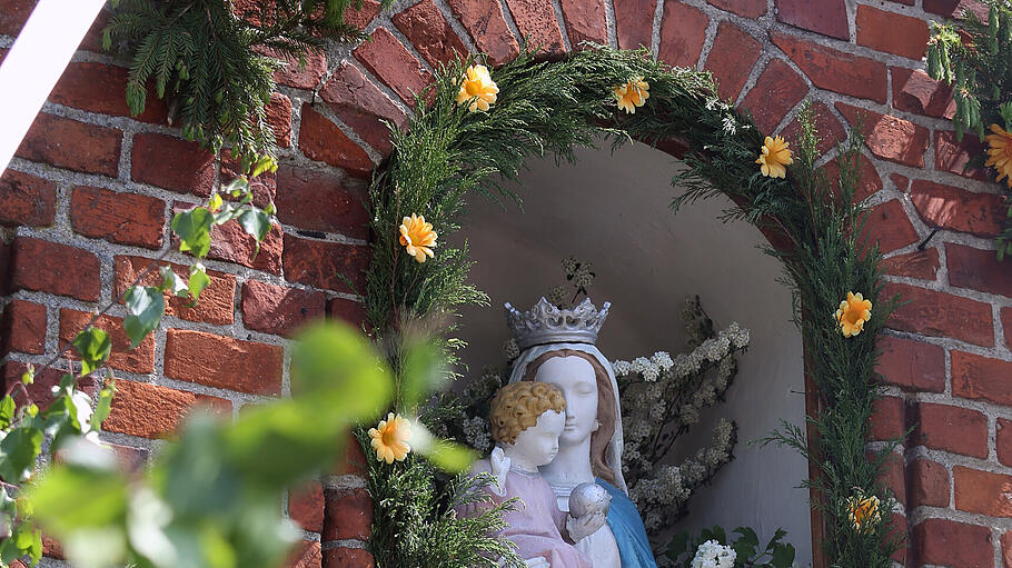 Mit Blumen geschmücktes Marienbild