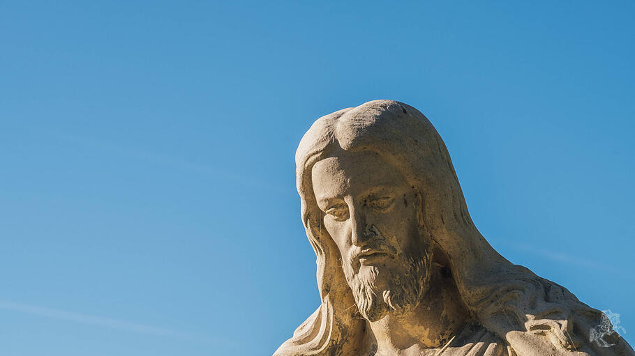 Jesus Christus Statue Skulptur vor blauem Himmel Jesus Christus Statue Skulptur vor blauem Himmel Copyright: xZoonar.com