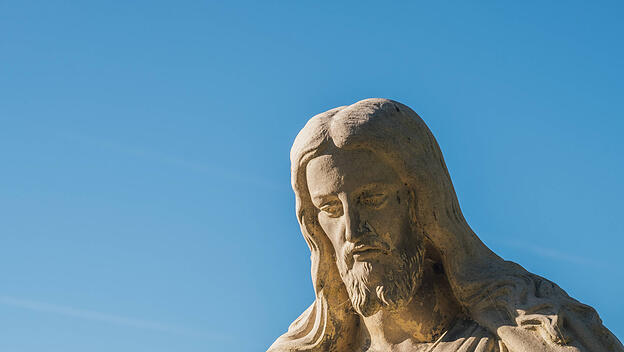 Jesus Christus Statue Skulptur vor blauem Himmel Jesus Christus Statue Skulptur vor blauem Himmel Copyright: xZoonar.com