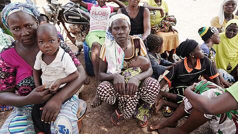 Geflüchtete Frauen mit ihren Kindern in Burkina Faso.