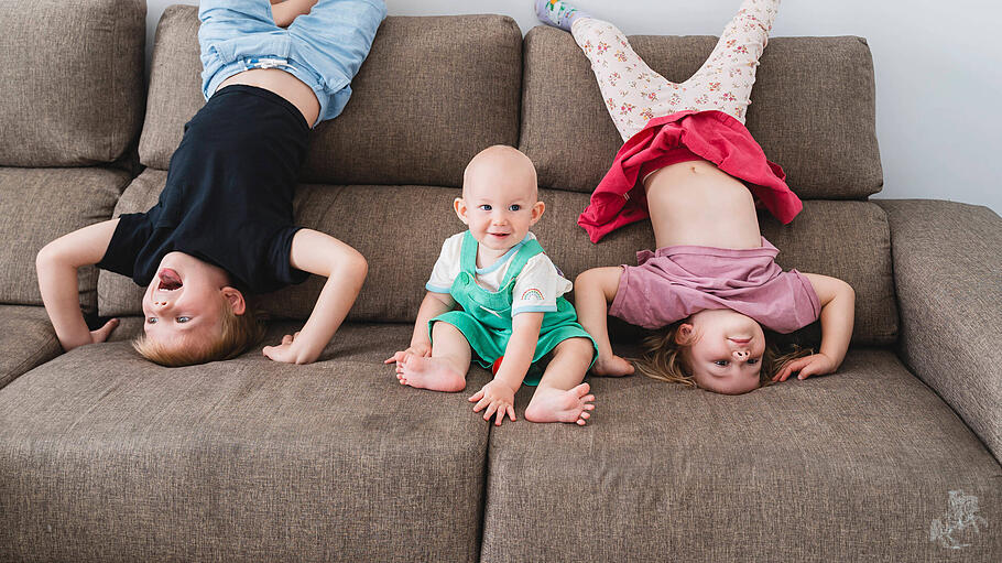 Die Geschwister freuen sich über den Familienzuwachs. Doch manchmal wird er gar nicht geboren.