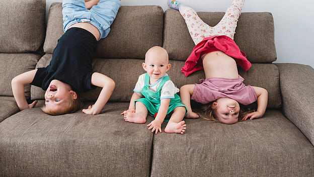 Die Geschwister freuen sich über den Familienzuwachs. Doch manchmal wird er gar nicht geboren.