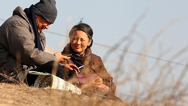Filmszene aus "So long, My Son"