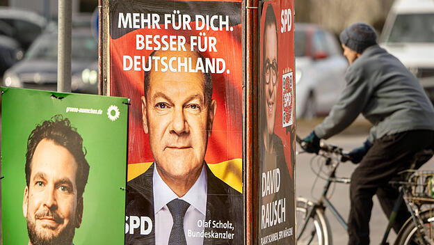 Wahlplakate in München, in der Bildmitte Olaf Scholz