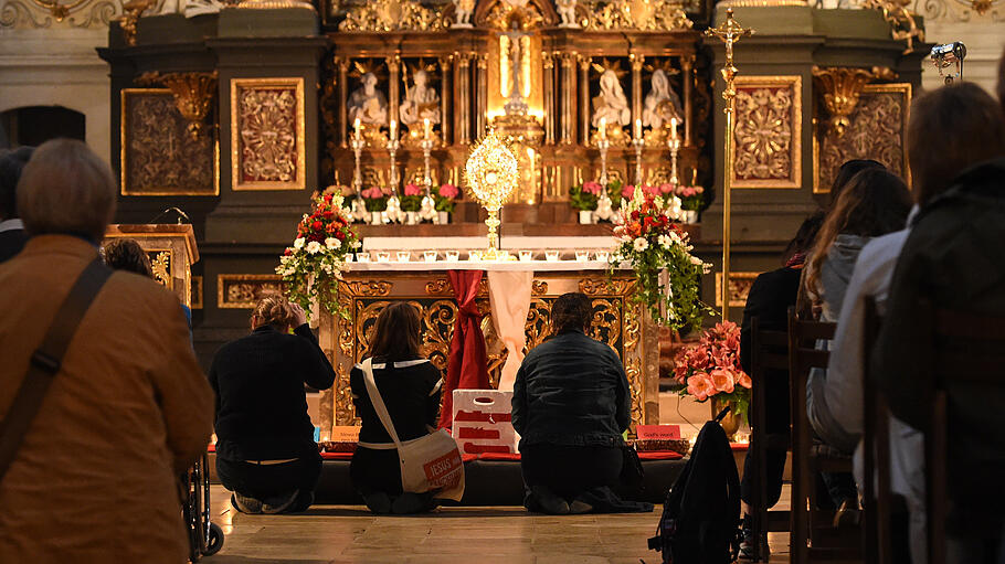 Gläubige knien vor dem Altar beim Nightfever Abendgebet