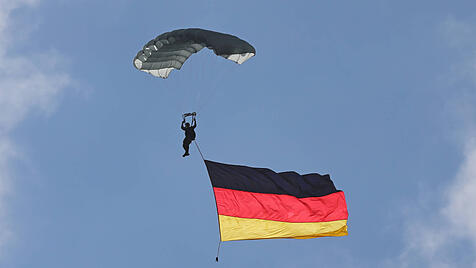Freifaller des Fallschirmjägerregiment 26 mit Flaggen der Bundesrepublik Deutschland