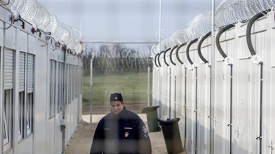 Internierungslager für
 Asylsuchende in Ungarn