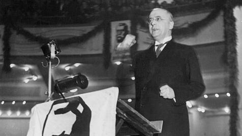 Heinrich Brüning wirbt für die Wiederwahl von Paul von Hindenburg 1932.