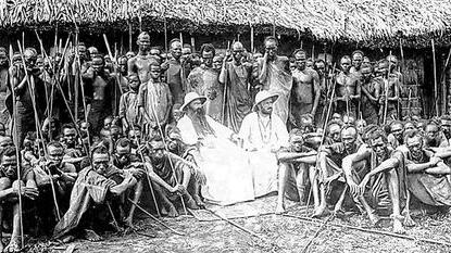 Missionare in Zentralafrika inmitten eines Stammes.