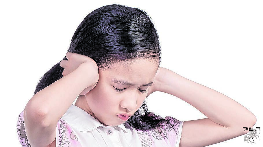 M&auml;dchen h&auml;lt sich Ohren zu