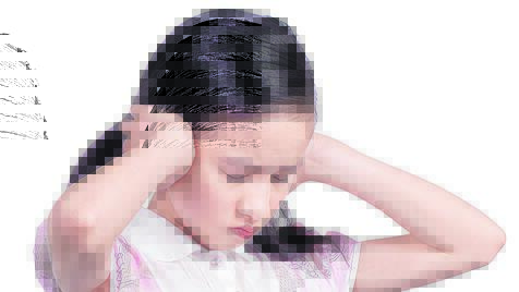 M&auml;dchen h&auml;lt sich Ohren zu