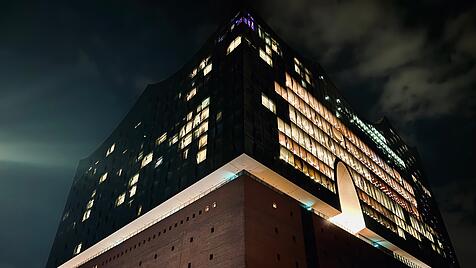 Weil Konzerte vor allem &uuml;ber Steuergelder finanziert werden, sind die Eintrittskarten erschwinglich. In der Hamburger Elbphilharmonie (Foto), deren Entstehungskosten 800 Millionen Euro betrugen, gibt es Tickets bereits ab 20 Euro. Die Akustik ist auf allen Pl&auml;tzen gut.