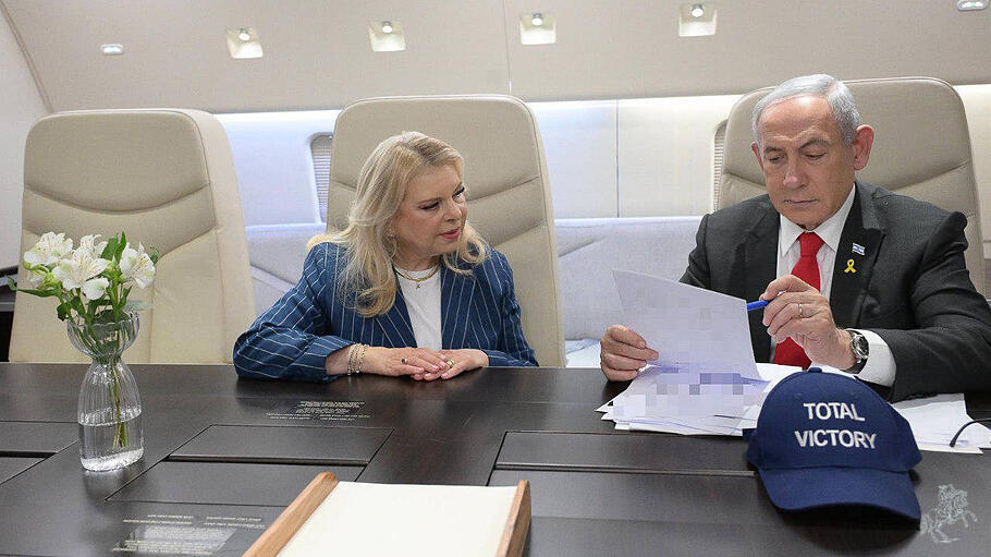 Israels Langzeit-Regierungschef Benjamin Netanjahu am Montag zusammen mit seiner Frau Sarah auf dem Flug nach Washington
