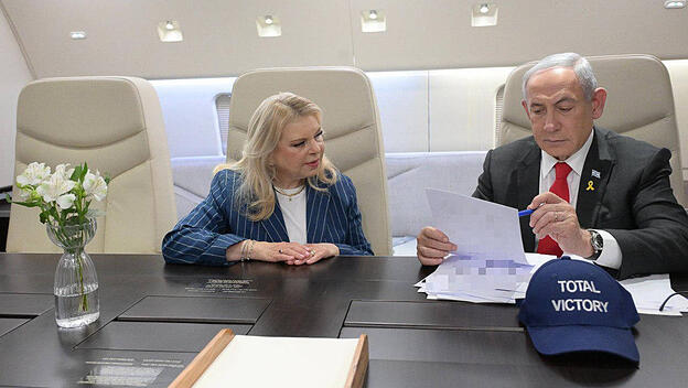 Israels Langzeit-Regierungschef Benjamin Netanjahu am Montag zusammen mit seiner Frau Sarah auf dem Flug nach Washington