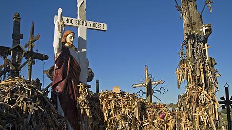 Kreuze auf dem Kryziu Kalnas im litauischen Siauliai erinnern an den Widerstand gegen die russische Besatzung.