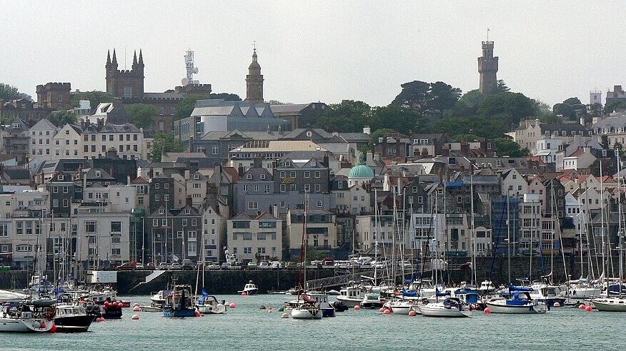 Der Hafen der Hauptstadt der Insel Guernsey, Saint Peter-Port.