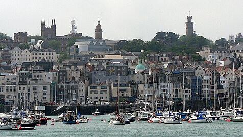 Der Hafen der Hauptstadt der Insel Guernsey, Saint Peter-Port.