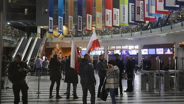 Rechts- und Justizpolitiker treffen in der Zentrale von Telewizja Polska (TVP) in Warschau ein.