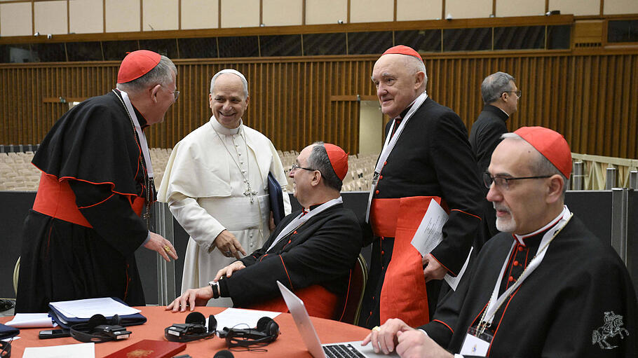 Der Papst beim Konsistorium an einem der runden Tische in der Audienzhalle