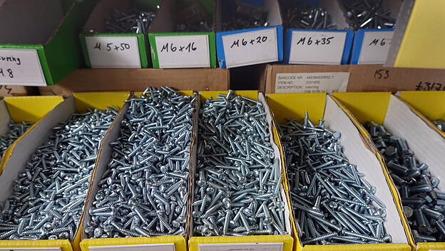 Schrauben als lose Ware in einem Baumarkt