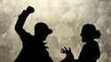 Silhouetten von zwei Menschen im Streit