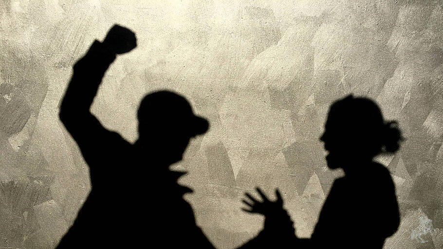Silhouetten von zwei Menschen im Streit