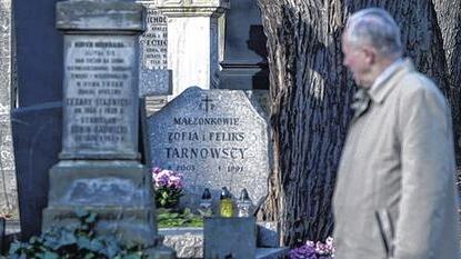 Ein ruhiger Moment an Allerheiligen auf dem polnischen Pow¹zki-Friedhof.